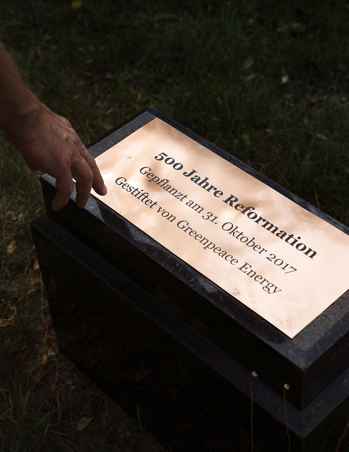 Pödelwitz is a 700-year-old idyllic village with a Romanesque choral tower church , old chestnut trees and half-timbered houses. Of the original 130 inhabitants, only 23 remained after the relocation initiated by MIBRAG. Pödelwitz is a district of the Saxon town of Groitzsch in the district of Leipzig. The site is located in the planned mining area of the open pit United Schleenhain. Pödelwitz has 22 houses and a parish church.