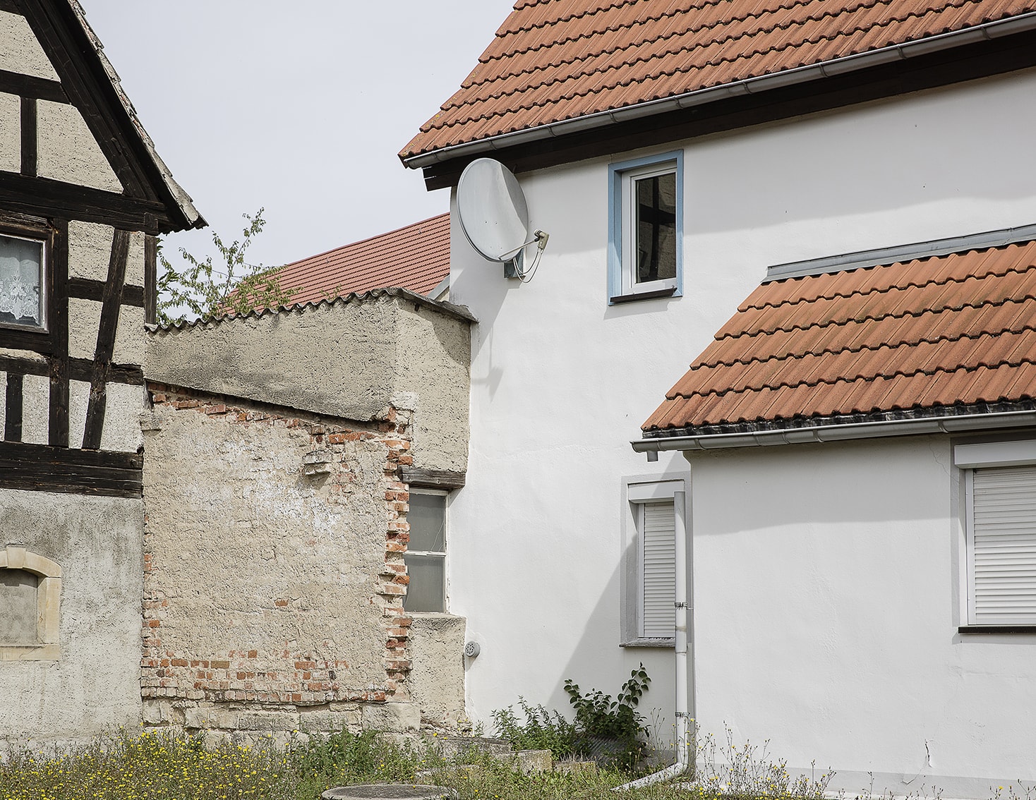 Pödelwitz is a 700-year-old idyllic village with a Romanesque choral tower church , old chestnut trees and half-timbered houses. Of the original 130 inhabitants, only 23 remained after the relocation initiated by MIBRAG. Pödelwitz is a district of the Saxon town of Groitzsch in the district of Leipzig. The site is located in the planned mining area of the open pit United Schleenhain. Pödelwitz has 22 houses and a parish church.