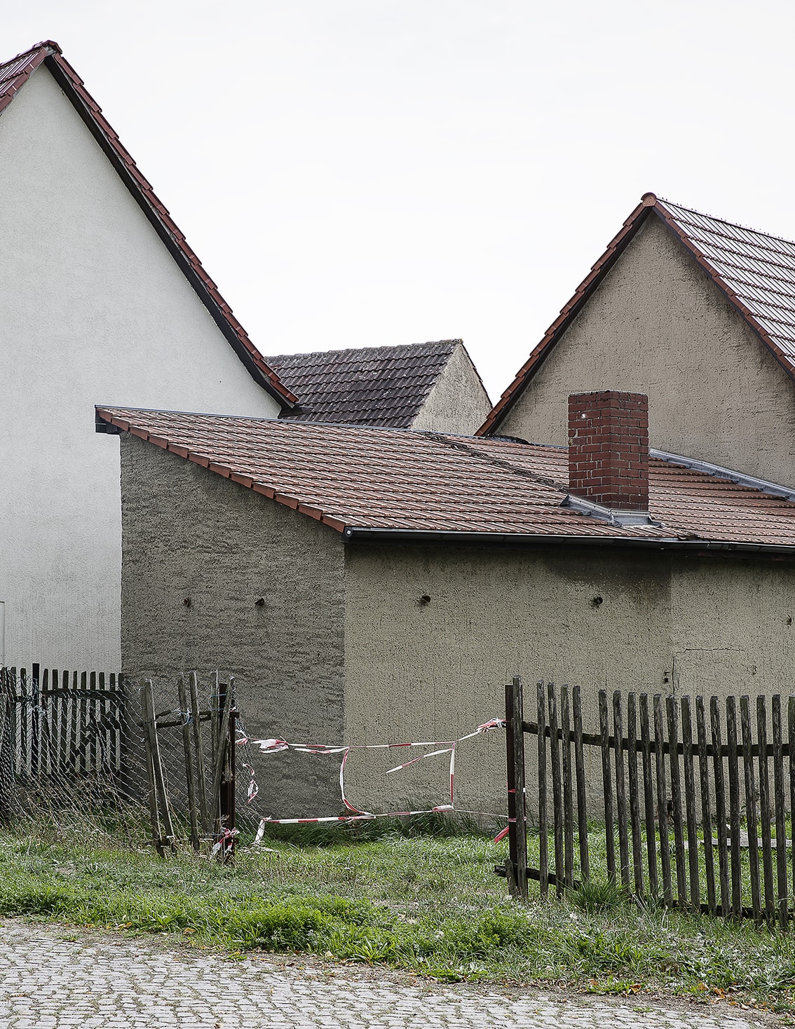 Pödelwitz is a 700-year-old idyllic village with a Romanesque choral tower church , old chestnut trees and half-timbered houses. Of the original 130 inhabitants, only 23 remained after the relocation initiated by MIBRAG. Pödelwitz is a district of the Saxon town of Groitzsch in the district of Leipzig. The site is located in the planned mining area of the open pit United Schleenhain. Pödelwitz has 22 houses and a parish church.